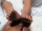 足趾の屈折　足の裏の指の付け根を刺激すると赤ちゃんは足趾を屈折させます。